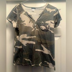 NWOT VENUS Short Sleeve Shimmer Camo Tee